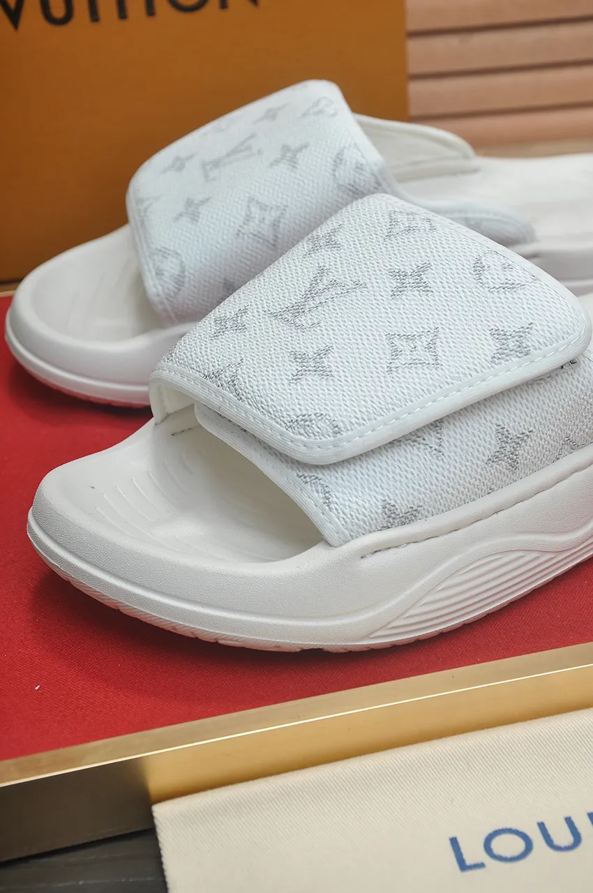 Men's men's shoes 💰340💶 [Louis Vuitton LV slippers] (high-end cowhide) counter 1:1 fashion style, a must-have for summer! The designer used LV’s iconic outsole. The original simple slippers instantly become fashionable! The upper is made of flexible special cowhide leather straps alternately, and the workmanship is exquisite! A must-have for stylish men in summer, size 38-45 (45 customized)